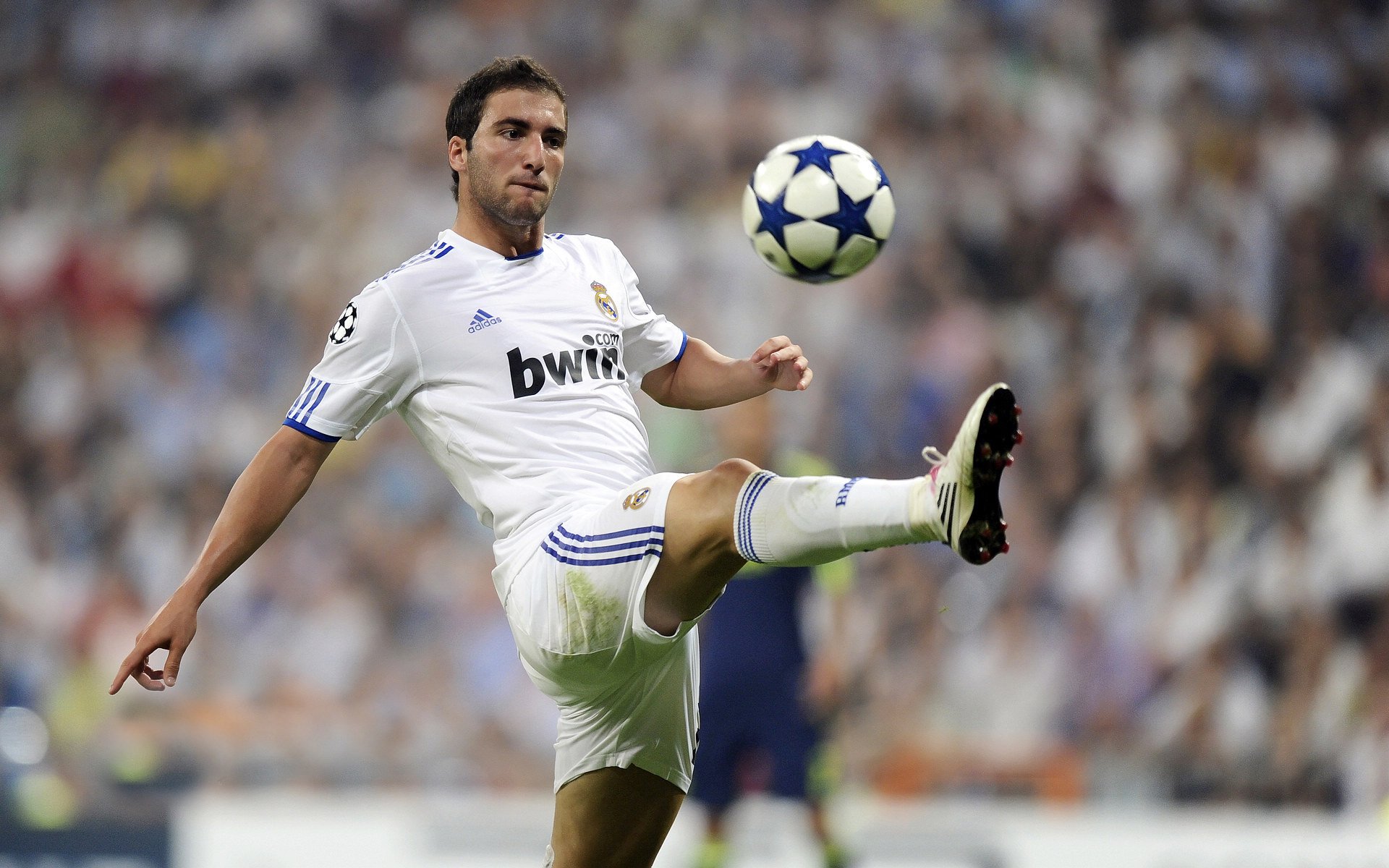 “德甲争冠进入关键期，豪门战斗不断”，德甲榜首大战